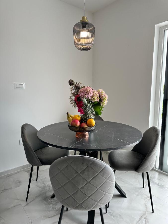Olive View Apartment Brela Esterno foto